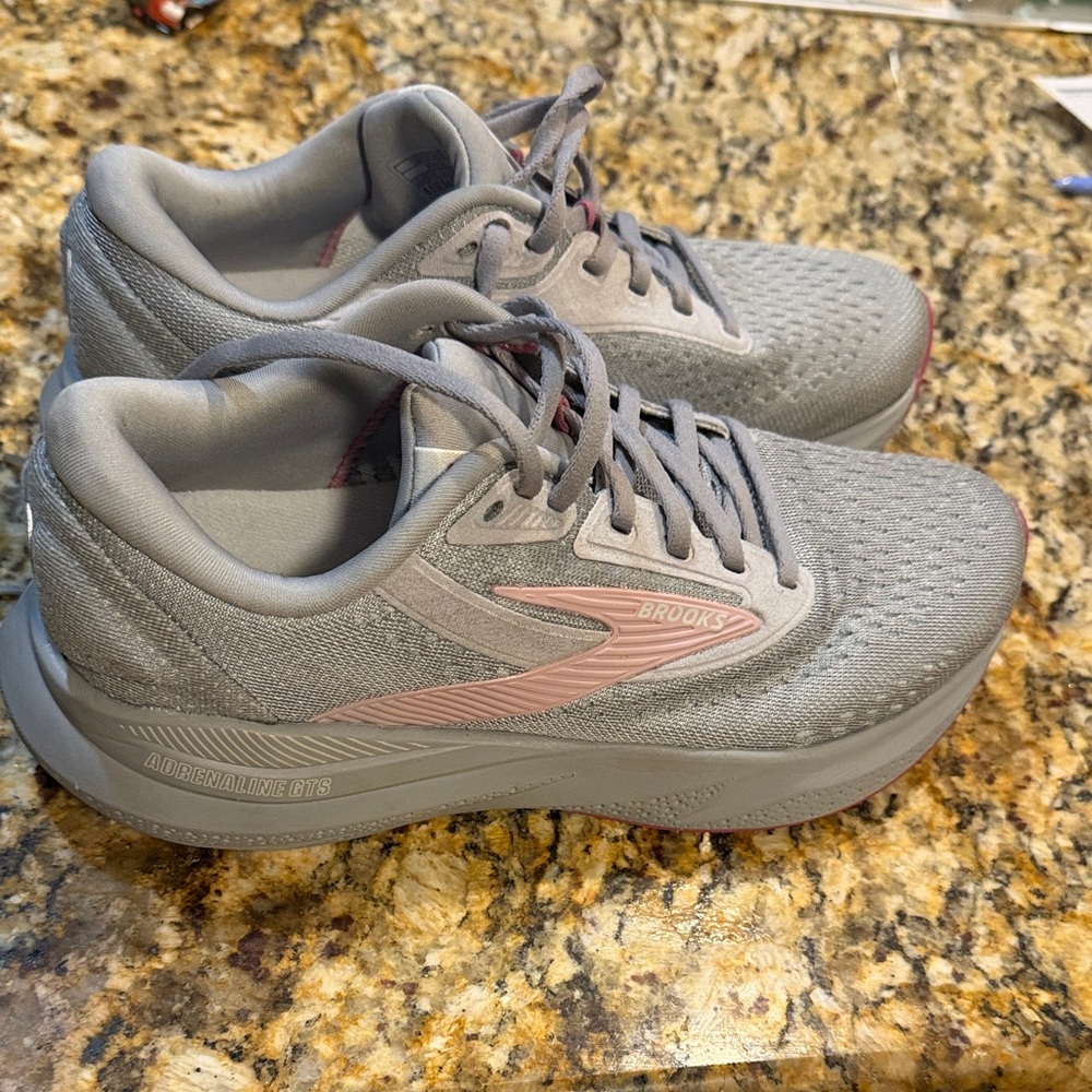 Brooks Women's Athletic Shoes in Gray and Pink WIDE 6.5